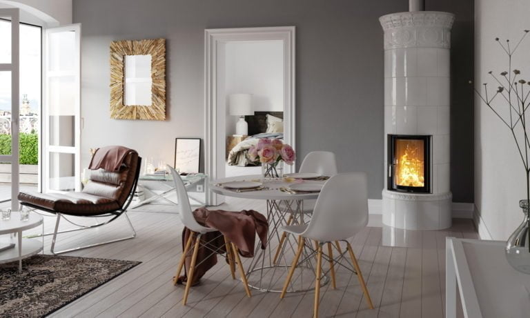 Modernt vardagsrum med öppen spis, matbord, vita stolar, brun fåtölj och spegel med träram. Ljus och stilren inredning.