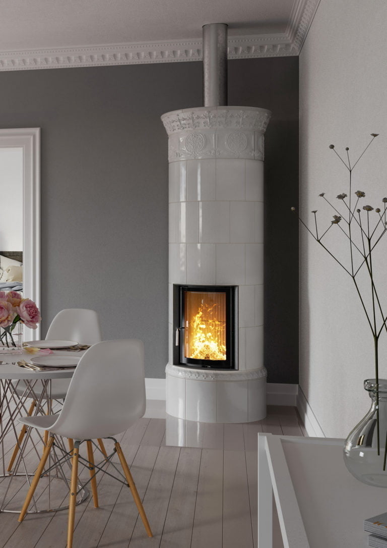 Vit kakelugn med brinnande eld i ett modernt, stilrent vardagsrum. Grå väggar, vita möbler och blommor på matbordet.