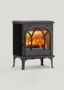 Svart vedeldad kamin med glasdörr, synlig eld inuti. Stående på ben, designad för uppvärmning. Perfekt för heminredning och energieffektivitet.