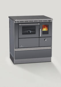 Modern vedeldad spis från Lohberger med glaslucka och synlig eld, ståendes på ett ljust underlag.