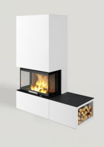 Modern vit kamin med glaslucka och synlig eld, vedförvaring på sidan. Perfekt för stilren inredning och effektiv uppvärmning.