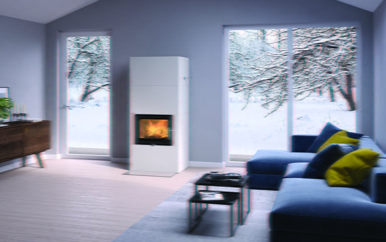 Modernt vardagsrum med en braskamin, blå soffa och snötäckt utsikt genom stora fönster. Grå väggar och trägolv kompletterar inredningen. Nyckelord: braskamin, vardagsrum.