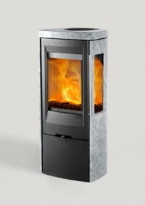 Modern eldstad med glasdörr och synlig eld, omgiven av grå stenomramning. Eldstaden står mot en ljus bakgrund.