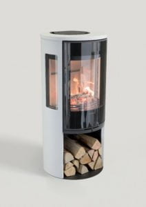 Vit, modern kamin med glasdörr och synlig eld, ved förvarad under. Perfekt för stilren inomhusvärme och design.