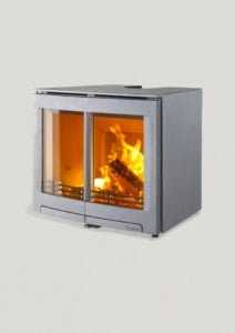 Modern vedkamin med glasluckor och synlig eld inuti. Kaminen har en robust design i metall med märket Contura på framsidan, perfekt för uppvärmning och mysig atmosfär.