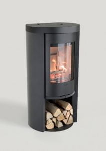 Svart, modern vedkamin med glaslucka och synliga flammor, samt vedförvaring under. Perfekt för hemuppvärmning och stilren inredning.