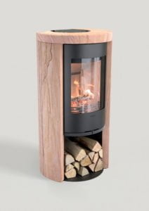 Modern vedeldad kamin i trä och metall med brinnande eld, vedförvaring under. Perfekt för heminredning och energieffektiv uppvärmning.