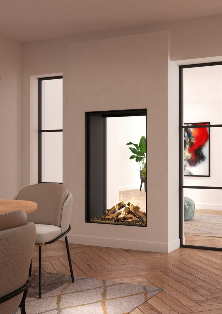 Modern inomhusmiljö med genomgående eldstad, bekväma stolar och konstverk. Trägolv och stora fönster ger ett ljust och luftigt intryck.