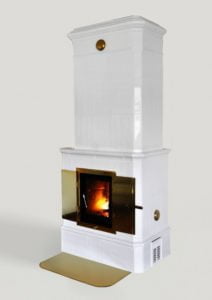 Vit kakelugn med bronsfärgad dörr och eld inuti, placerad på ett ljust underlag. Kakelugn för uppvärmning och inredning.