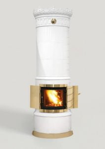 Vit kakelugn med dekorativt krön, brinnande eld inuti, och mässingsdörrar. Placering på en ljusgrå bakgrund. Perfekt för hemtrevlig inredning och värme.