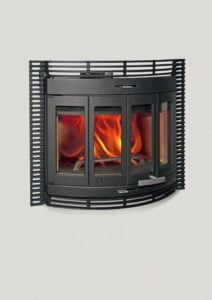 Modern svart braskamin med glasluckor och synliga lågor. Designad för effektiv uppvärmning och stilren inredning. Perfekt för hemtrevnad och värme.