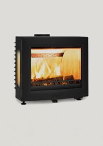 Svart eldstad med glasfönster som visar en brasa inuti. Eldstaden står mot en vit bakgrund. Nyckelord: eldstad, brasa.