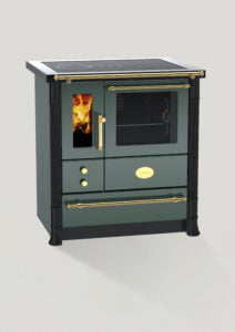 Vedspis med glaslucka och brasa, grön emalj och mässingsdetaljer, på ljus bakgrund. Idealisk för matlagning och uppvärmning.