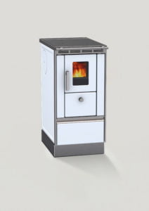 Vit vedeldad spis med glaslucka, där en eld brinner. Spisen har silverfärgade handtag och en modern design.