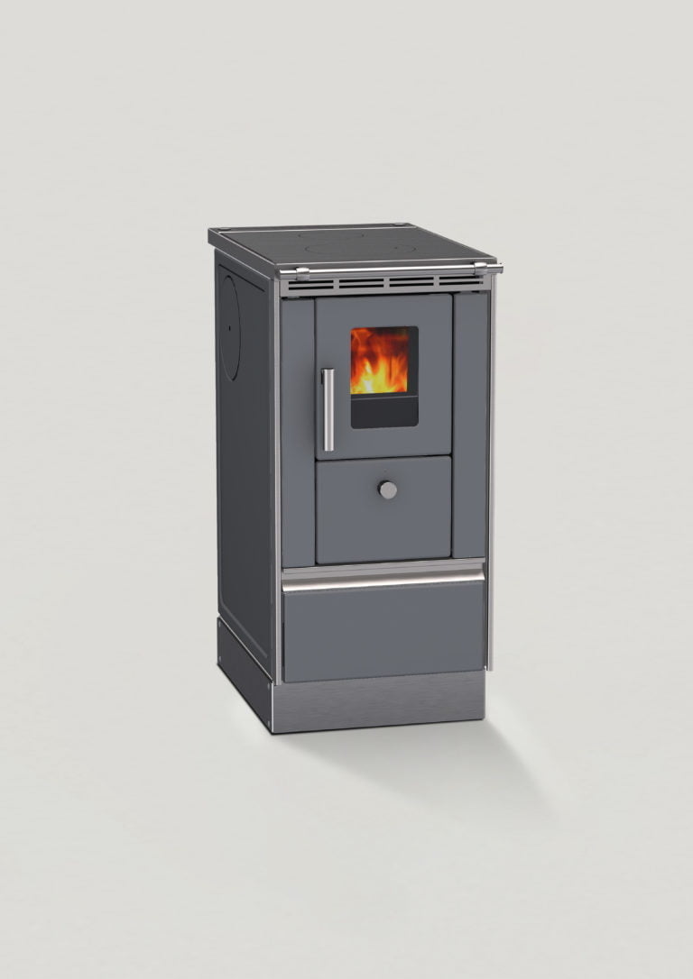 Grå vedspis med brinnande eld synlig genom glaslucka, stående på en ljus bakgrund.