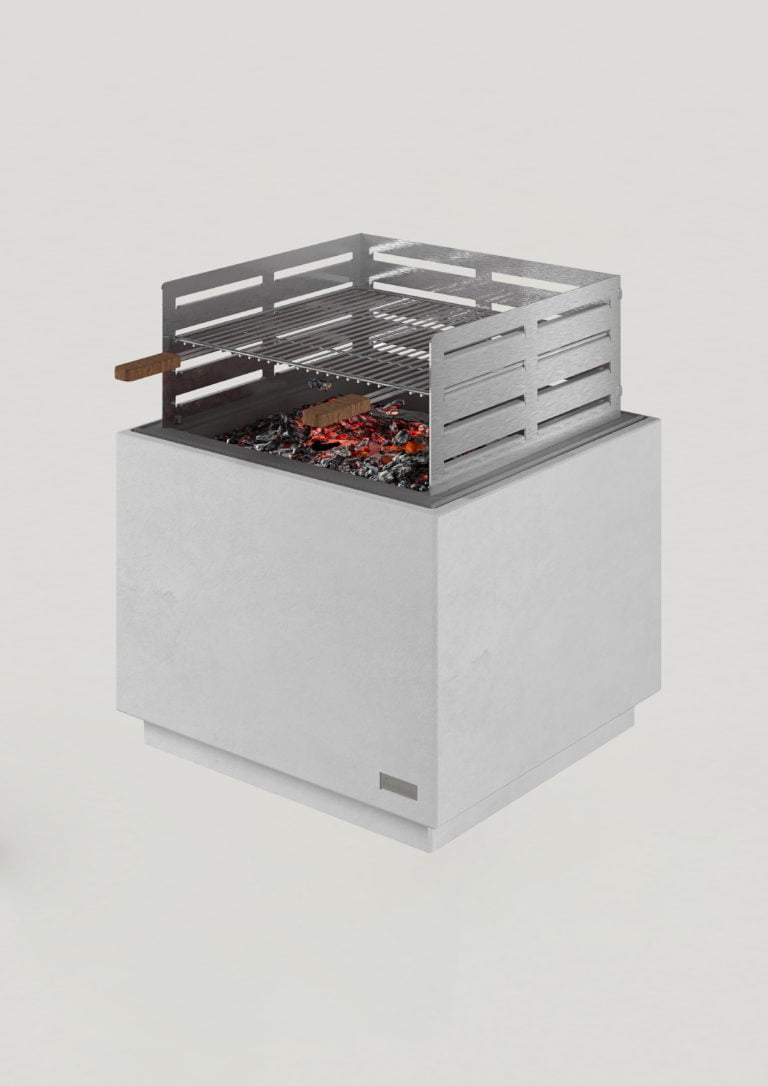 Modern eldstad med stålgrill, glödande kol och trähandtag, placerad på en vit kubbaserad struktur. Perfekt för utomhusgrillning och värme.