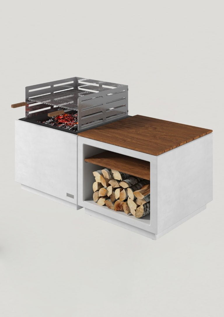 Modern grillstation med träförvaring, inbyggd i betongstruktur. Grillen har metallgaller och brinnande kol, medan träförvaringen är fylld med vedklabbar.