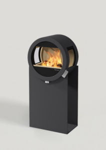 Svart, modern kamin med rund glasöppning där eld syns inuti. Designad av Nordpeis, monterad på rektangulär bas. Perfekt för hemuppvärmning och stilren inredning.