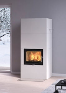 Vit, modern kamin med brinnande eld, placerad i ett stilrent rum med snölandskap synligt genom fönstret. Perfekt för vintervärme och heminredning.