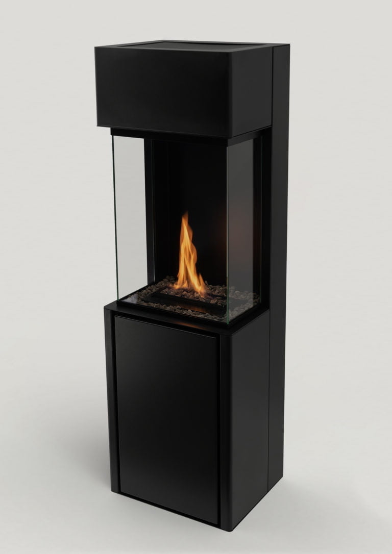 Svart fristående kamin med glasväggar, innesluter en levande eld på en bädd av stenar. Modern design för inomhusbruk.