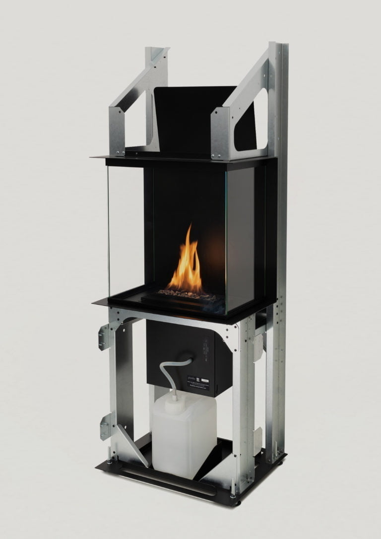 Modern bioetanolspis med glasomgivning, synlig låga och metallstativ. Under spisen finns en behållare och sladd. Perfekt för stilren inomhuseld.