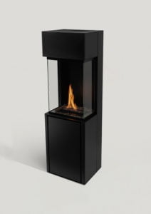 Svart fristående kamin med glasväggar visar en synlig låga inuti. Modern design för inomhusmiljöer. Nyckelord: kamin, modern design.