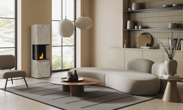 Elegant vardagsrum med modern eldstad, ljusa möbler och stora fönster. Neutral färgpalett med stilrena inredningsdetaljer.