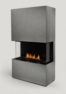 Modern, fristående gasolkamin med glaspanel och synliga lågor mot en grå bakgrund. Stilren design för inomhusmiljöer. Perfekt för värme och estetik i hemmet.