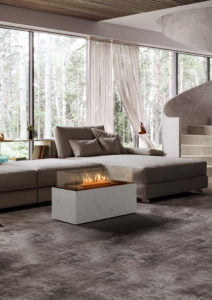 Modern vardagsrum med stor soffa, elegant kamin i marmor, och stora fönster som visar en skog utanför. Mysig och stilren inredning.