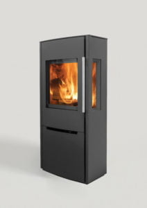 Svart, modern kamin med glasdörr, där eld brinner inuti. Står mot en vit bakgrund. Perfekt för uppvärmning och inredning.