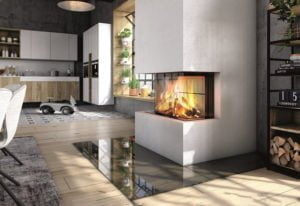 Modernt vardagsrum med en elegant öppen spis, träparkettgolv och stilren inredning. Elden sprakar i eldstaden, vilket skapar en varm och inbjudande atmosfär.