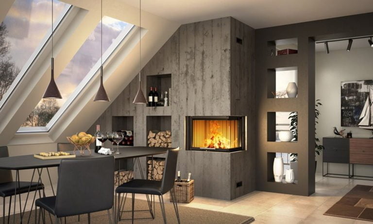 Modernt vardagsrum med stora takfönster, stilren matplats och en tänd öppen spis. Hyllor med ved och dekorationer kompletterar inredningen.