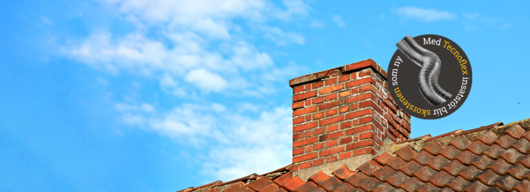Röd tegelstensskorsten på tak mot blå himmel. Rund etikett med text om Tecnoflex insatsrör för skorstenen. Nyckelord: skorsten, insatsrör.